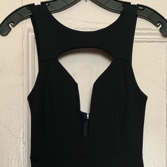 Black bodycon mini dress Size Small. Deep V - Picture 4 of 6